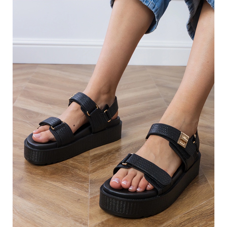 Sandalias negras en la plataforma con correas en el velcro negro