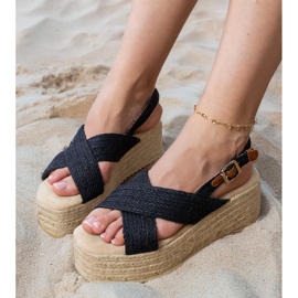 Sandalias de evasiones negras en la plataforma con rayas negro Sandalias de evasiones negras en la plataforma con rayas negro