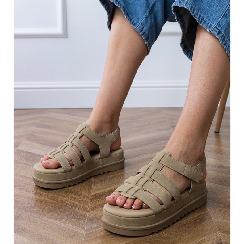 Sandalias de gladiador de beige oscuro en la plataforma