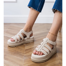 Beige Gladiator Sandals en la plataforma