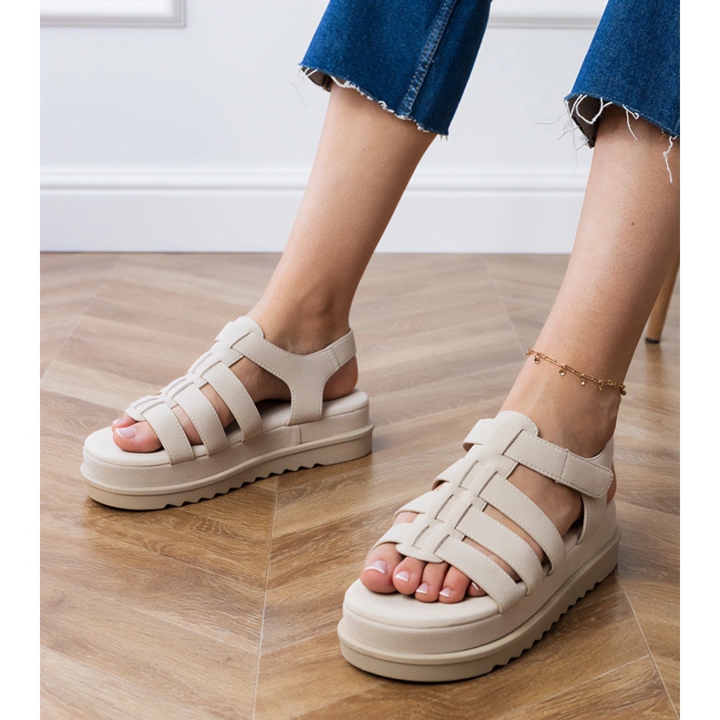 Beige Gladiator Sandals en la plataforma