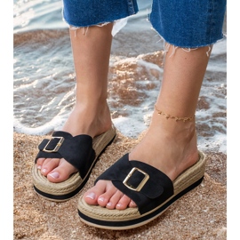 Chanclas negras en la plataforma con una hebilla en el cinturón negro Chanclas negras en la plataforma con una hebilla en el cinturón negro
