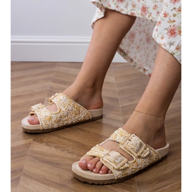 Aletas de crochet beige con abrazaderas en rayas