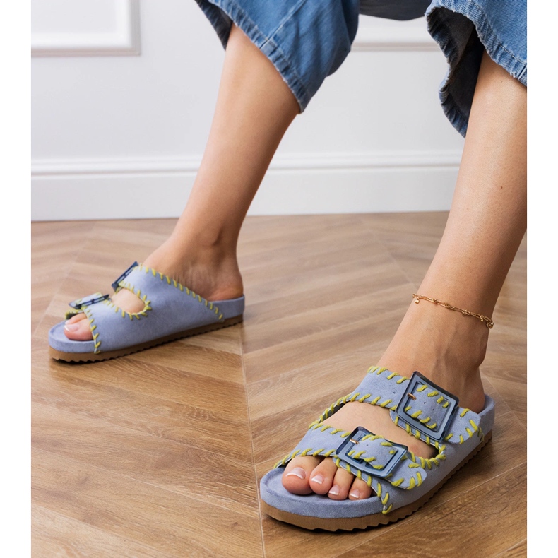 Chanclas azules con abrazaderas y bordados en rayas