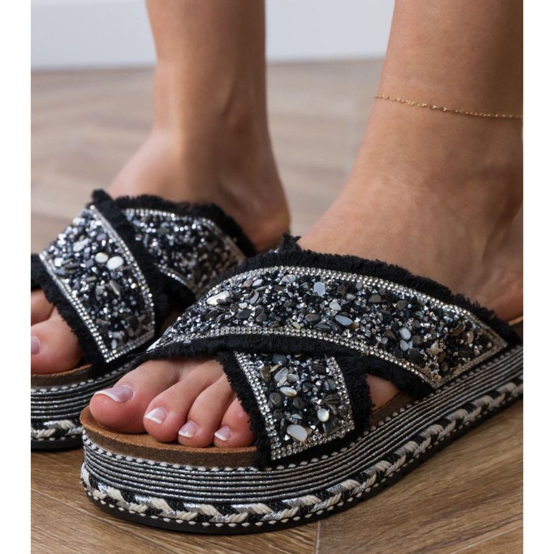 Chanclas negras con rayas negro