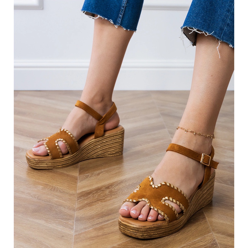 Sandalias marrones con bordados en los bordes marrón Sandalias marrones con bordados en los bordes marrón