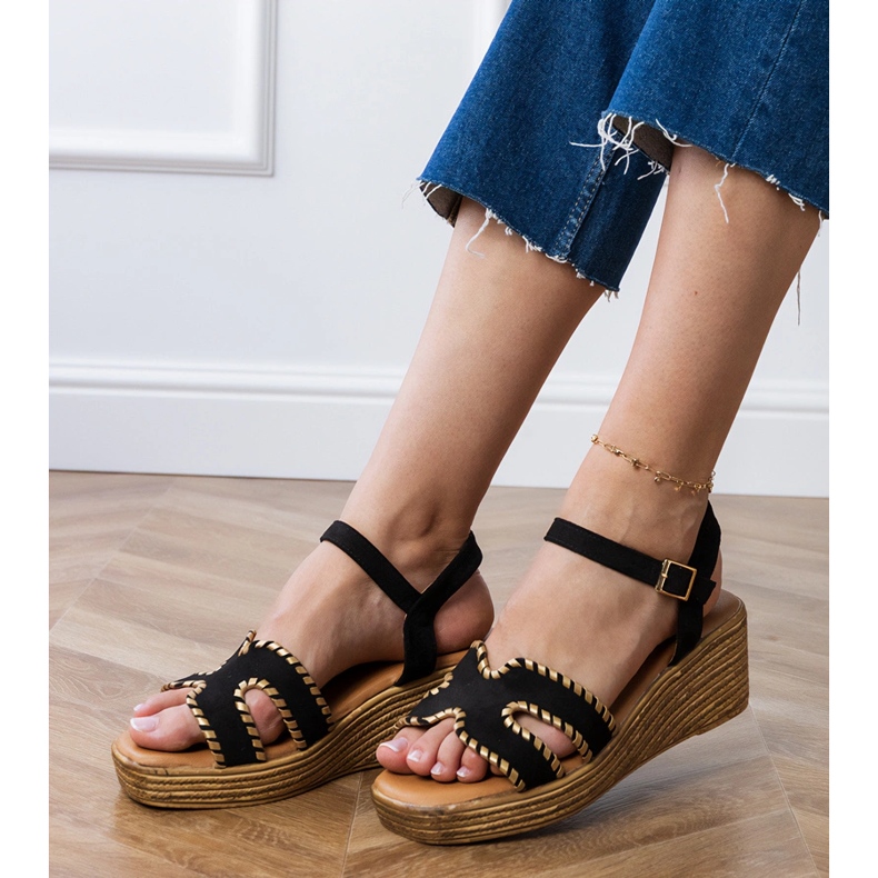 Sandalias negras con bordados en los bordes negro