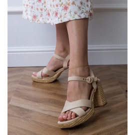 Sandalias beige con rayas en el poste