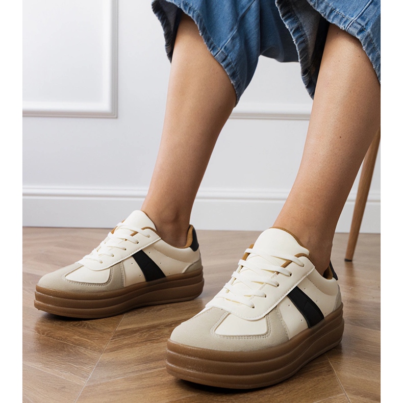 Zapatillas beige para mujeres en la plataforma
