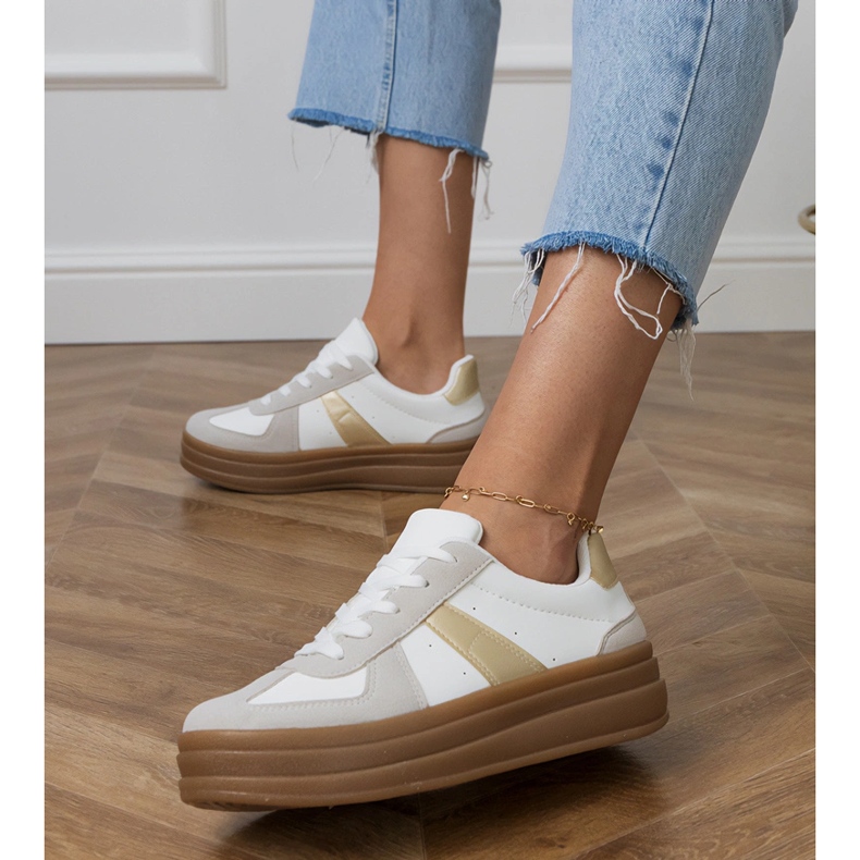 Zapatillas blancas de mujer en la plataforma. blanco