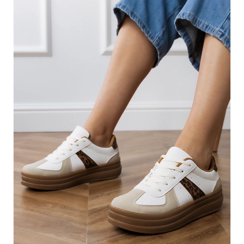 Zapatillas de deporte de leopardo femenino en la plataforma blanco