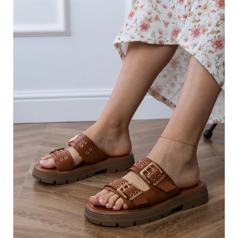 Chanclas planas marrones con abrazaderas de rayas marrón Chanclas planas marrones con abrazaderas de rayas marrón