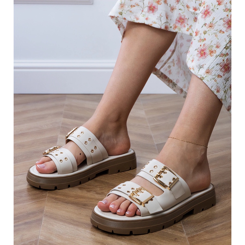 Aletas planas beige con abrazaderas en rayas