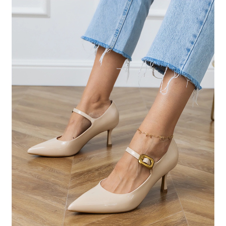 Pombas clásicas beige con una hebilla decorativa Pombas clásicas beige con una hebilla decorativa