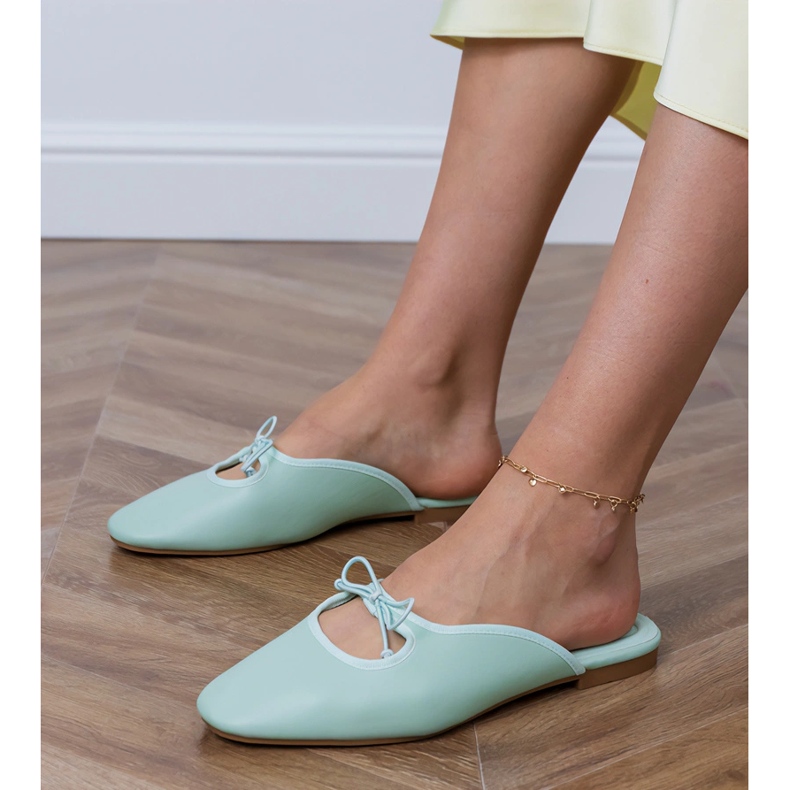 Flip -Flops construidos sobre una suela plana verde Flip -Flops construidos sobre una suela plana verde