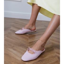 Pink Flip -Flops construidos sobre una suela plana rosado