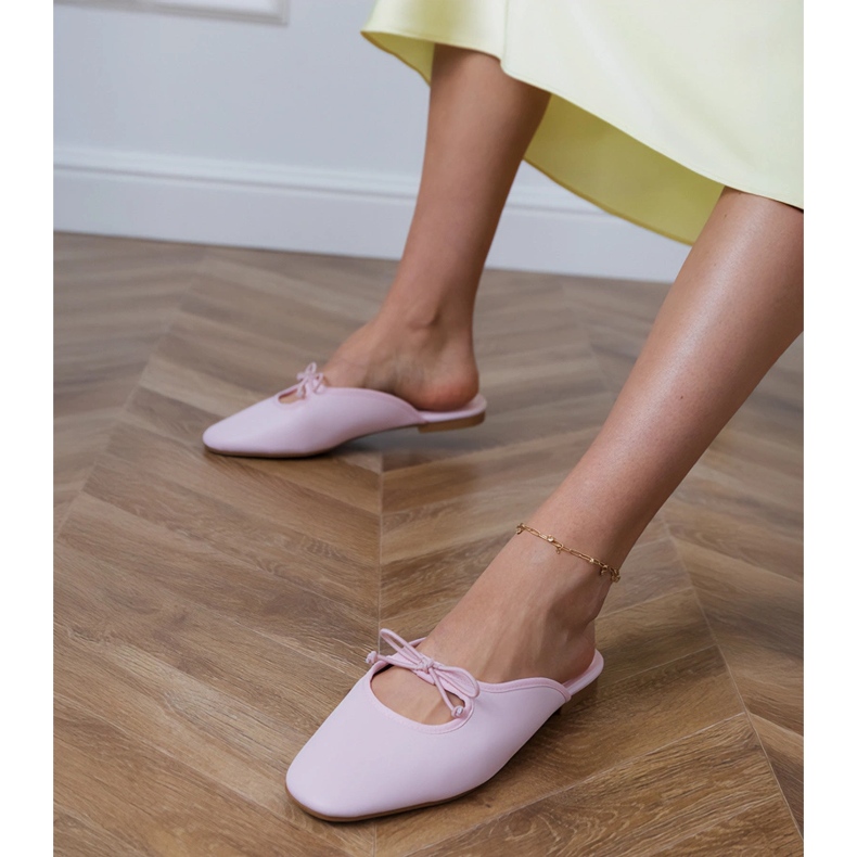 Pink Flip -Flops construidos sobre una suela plana rosado