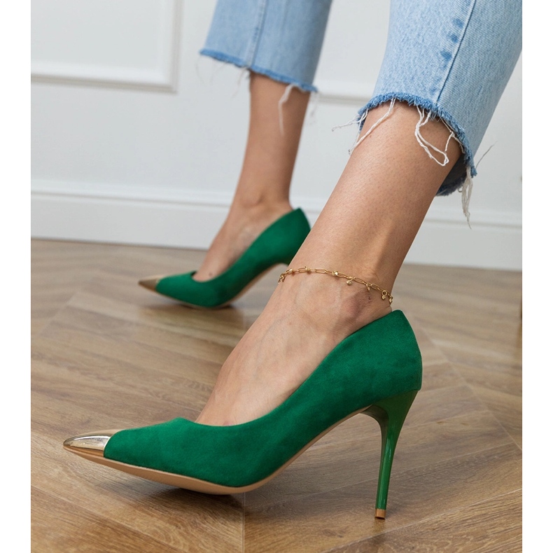 Bombas ecosam verdes con un dedo metálico Bombas ecosam verdes con un dedo metálico