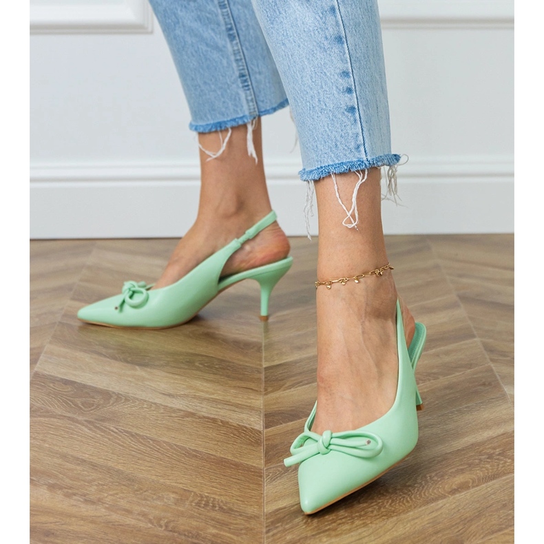 Bombas verdes con tacones bajos con arco