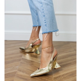 Sandalias de oro en una cuña geométrica dorado