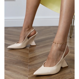 Sandalias beige en una cuña geométrica