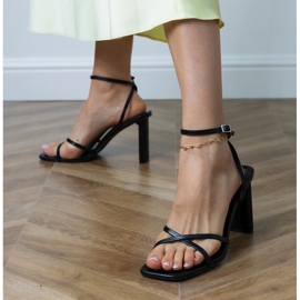 Sandalias negras con rayas sujetas con tobillo negro
