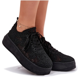 Zapatillas de deporte para mujeres en la plataforma con una parte superior negra superior de crochet negro