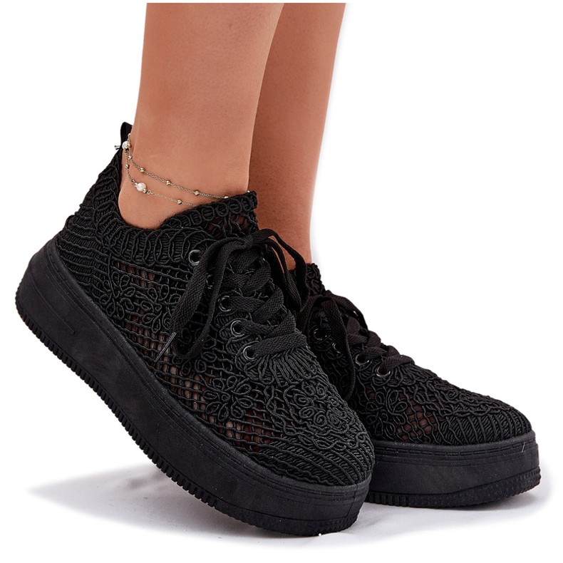 Zapatillas de deporte para mujeres en la plataforma con una parte superior negra superior de crochet negro
