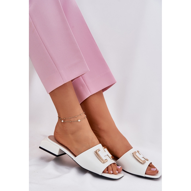 Vinceza Elegantes zapatillas para mujeres en una cuadra con un detalle dorado Vincez 62229 White blanco Vinceza Elegantes zapatillas para mujeres en una cuadra con un detalle dorado Vincez 62229 White blanco