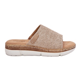 Chanclas para mujeres con una cuña beige