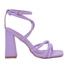 Sandalias para mujeres en un pilar con rayas moradas violeta