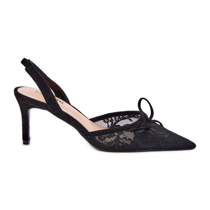 Tacones altos de encaje con un tacón negro