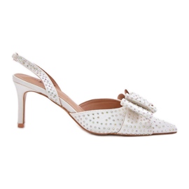 Tacones altos decorados con un tacón abierto y arco blanco