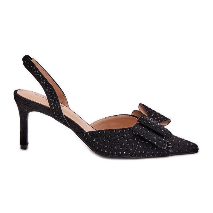 Tacones altos decorados con un tacón abierto y arco negro