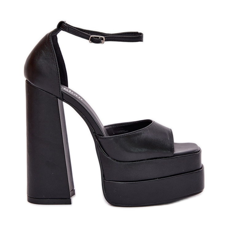 Sandalias de mujeres en la publicación y plataforma negra negro