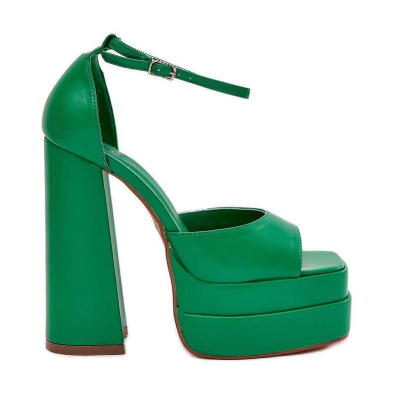 Sandalias de mujeres en el poste y la plataforma verde Sandalias de mujeres en el poste y la plataforma verde