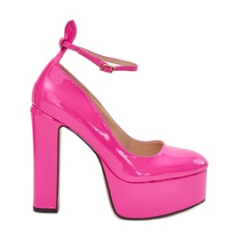 Bombas pintadas en una plataforma alta y rosa