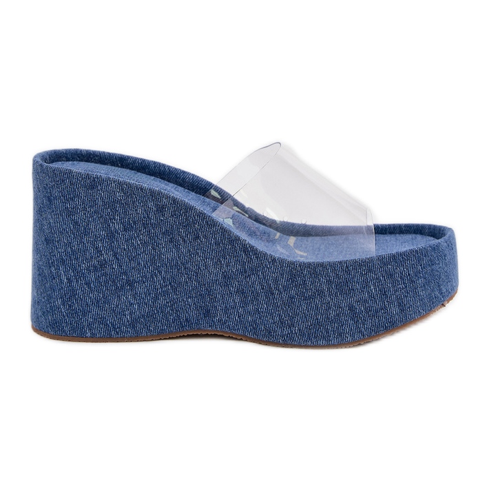 Cuñas de mujeres con cuña con un cinturón de mezclilla transparente azul
