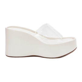 Cuñas de mujeres con cuña con un cinturón blanco transparente