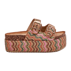 Zapatillas para mujeres en una plataforma masiva con trenza y hebillas multicolores beige