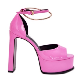 Sandalias de mujeres pintadas en el poste y la plataforma rosa