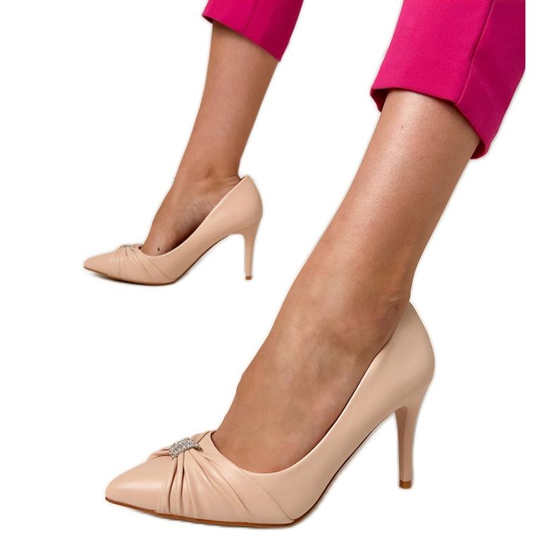 Bombas clásicas beige en un alfiler con circones Bombas clásicas beige en un alfiler con circones