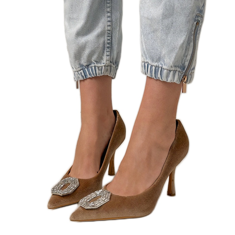 Bombas beige en un alfiler con circones