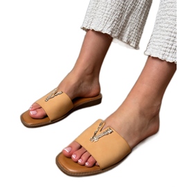 Chanclas beige con una decoración dorada