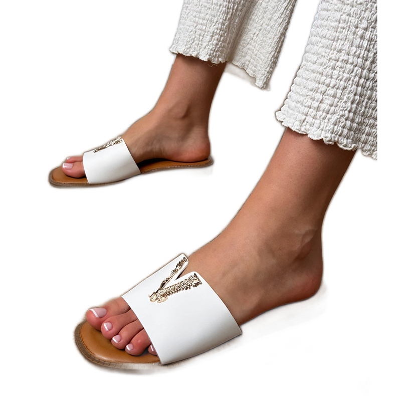Chanclas blancas con una decoración dorada blanco