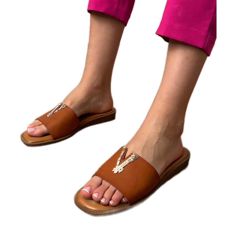 Flip marrón -flops con una decoración dorada