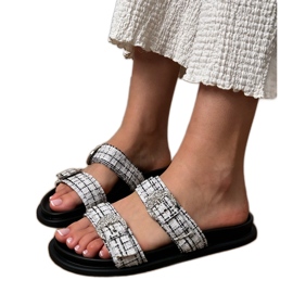 Chanclas blancas con rayas y circones en las abrazaderas blanco