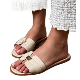 Chanclas beige para mujeres con un adorno en el cinturón