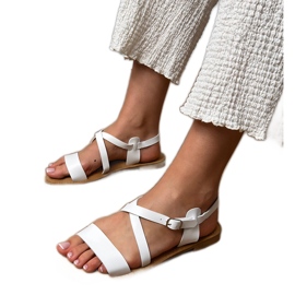 Sandalias planas blancas con cinturón blanco