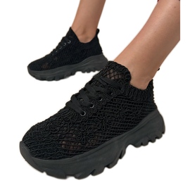 Zapatillas de zapatillas negras abiertas en la plataforma negro